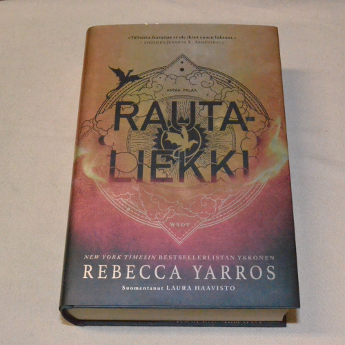 Rebecca Yarros Rautaliekki